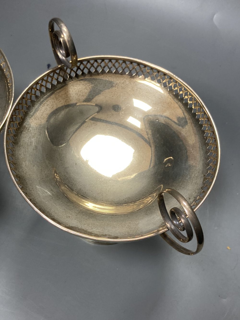 A pair of George V silver two handled tazze, Birmingham, 1910, height 16.3cm, 15oz.